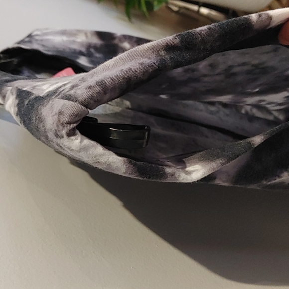 Paisley Sky Maternity tee l Size Medium l tie dye, shoulder pads - Picture 5 of 7